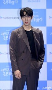 윤박 ‘재벌남 포즈’