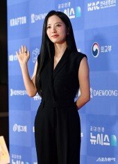 올 블랙으로 멋을 낸 김지연