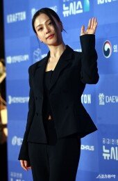 고민시, 시크한 인사~