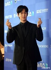 김수현, 빛나는 조각 미남~