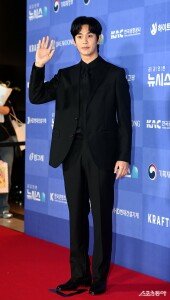 김수현, 시선 집중~