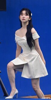 빌리 츠키, 우아한 입장