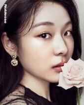 김연아, 빛나는 피부…고귀한 꽃잎 같아 [화보]