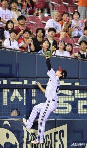 구본혁, 펜스 밟으며 서커스 수비