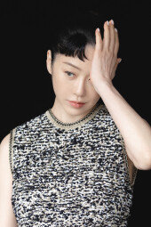 고현정, 양갈래 머리하니 인형됨…화보 비하인드컷