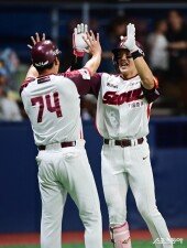 변상권, 백투백 홈런이야!