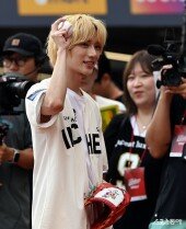 TXT 범규, SSG 승리요정 기대하세요~