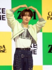 제로베이스원 한유진 ‘막내의 깜찍한 하트!’