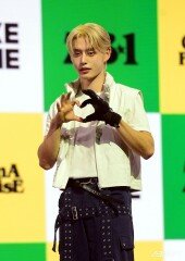 제로베이스원 김지웅, 女心 저격 하트!