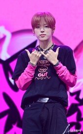 나우어데이즈 진혁, 시그니처 포즈로