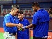 손목에 타구 맞은 디아즈 ‘오늘 정상 출전 가능?’