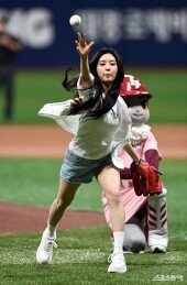 케플러 다연, 프로 뺨치는 시구~