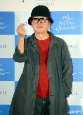 윤석호 감독, 깜짝 하트~