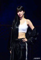 르세라핌 카즈하, 몸매 드러낸 패션