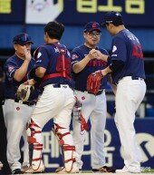 김태형 감독 웃음 찾아준 나균안의 완벽투