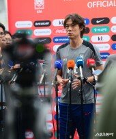 인터뷰하는 홍명보 감독