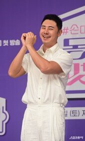 유정수 대표, 어색함 이기는 웃음