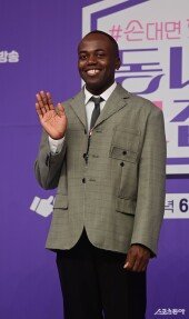 조나단, 어색한 손인사