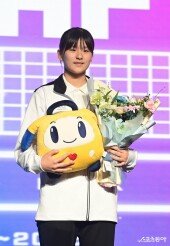 김예원, 한국도로공사 인형 안고