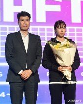 이수연-강성형 감독, 비슷한 표정으로