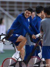 밝게 웃는 김민재