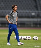 선수들 바라보는 홍명보 감독