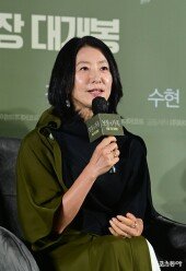 김희애, 차분한 인사말