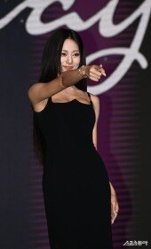 쯔위 ‘심쿵 손짓’