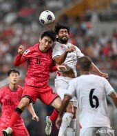 황인범 ‘공중볼 다툼’