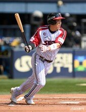 김현수 ‘당겨서 안타’