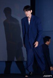 김우빈, 그림자도 훤칠해