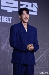 김우빈, 설레는 미소