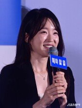 이노아, 진한 눈웃음