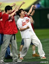 영탁, 깜짝 그라운드 공연~