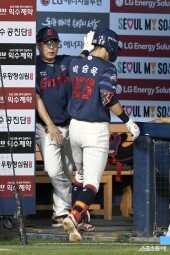 김태형 감독 ‘동점 홈런 좋았어’