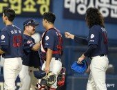 김태형 감독 ‘김원중 호투 좋았어’