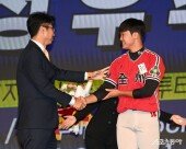 손혁 단장 ‘정우주 축하한다’