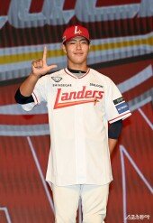 강릉고 이율예 ‘랜더스 세리머니’