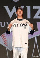 서울고 김동현 ‘KT 아기 마법사’