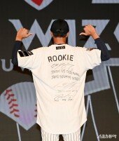 KT 김동현 ‘선배들의 응원 받으며’