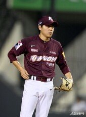 피치컴으로 사인 보내는 하영민