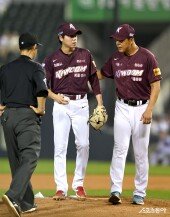 하영민, 타구 맞고 교체