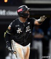 로하스, 맞는 순간 넘어갔어~