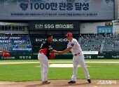 이범호 감독-이숭용 감독 ‘KBO 1,000만 관중돌파 기념’
