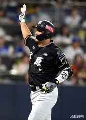 황재균 ‘13호 홈런으로 동점’