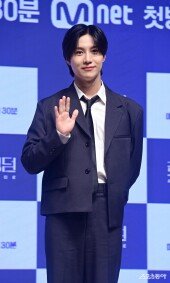 태민, 순수한 손인사