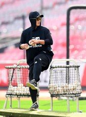 박경수 ‘햇빛 차단 배팅볼’