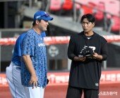 박경수 ‘정대현 코치님 반갑습니다’