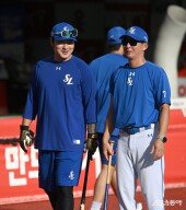 대화하는 박병호와 손주인 코치