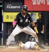 로하스 ‘1루주자도 득점’